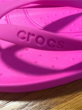 NWT Crocs Kadee II Flip Flops Electric Pink Magenta Sandals Comfort Slides